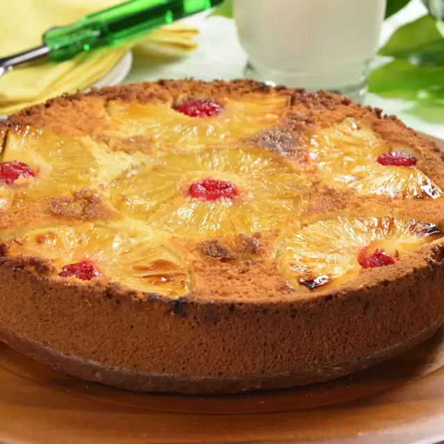 Pastel Volteado de Piña con Cerezas