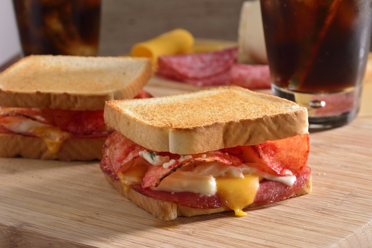 Sándwich de Salami y Queso Cheddar