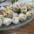 Salada de massa com molho de iogurte e bolinhas de queijo
