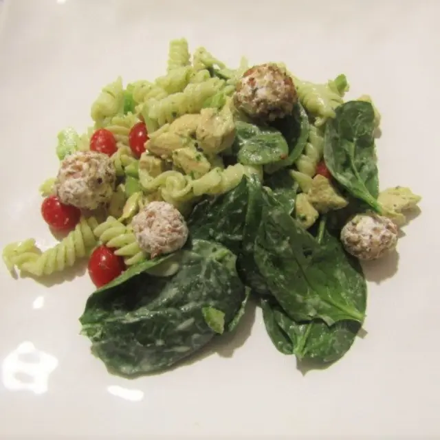Salada de massa com molho de iogurte e bolinhas de queijo