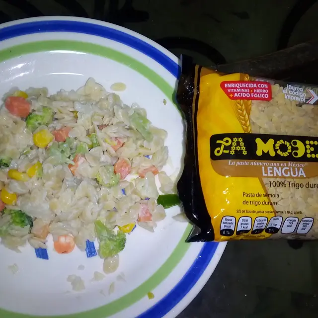 Salada Rápida para a Mãe Moderna com Massa Linguinha
