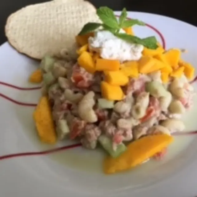 Salada de Macarrão e Atum em Molho de Abacate