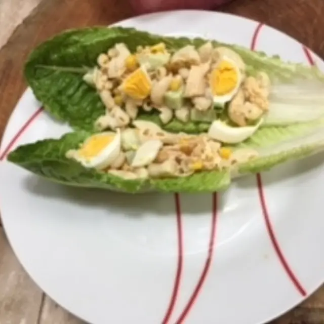 Tacos de Alface com Macarrão e Frango