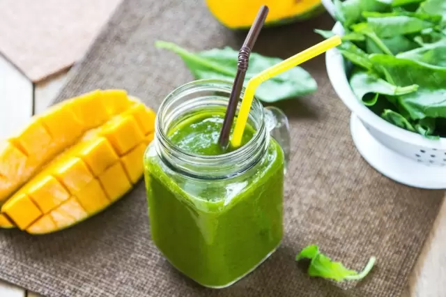 Mango Spinach Chia Smoothie