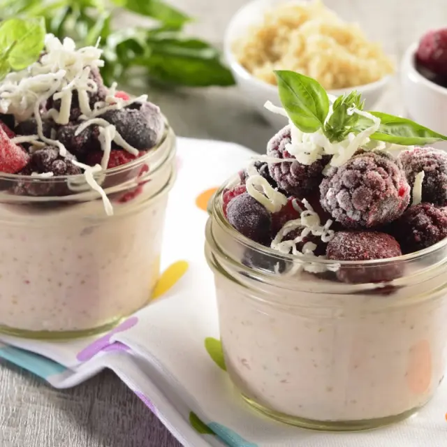 Quinoa com Yogurte de Morango e Frutas Congeladas