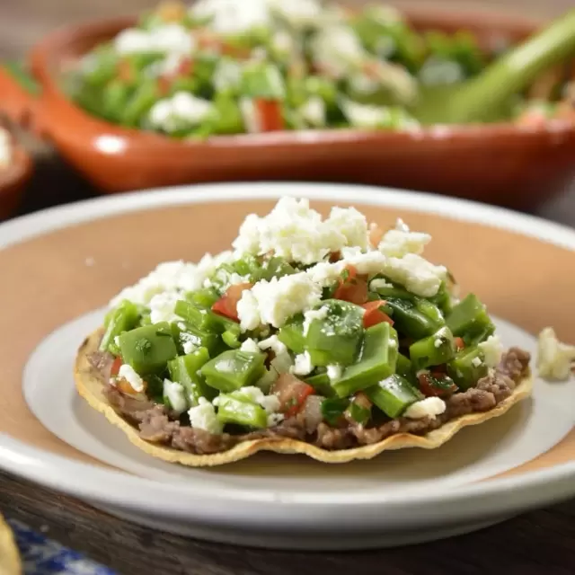 Tostadas con Ensalada de Nopales