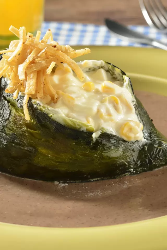 Chile Poblano Relleno de Granos de Elote y Queso Panela con Salsa de Frijol