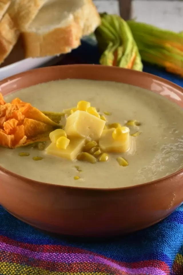 Crema de Flor de Calabaza con Queso Chihuahua