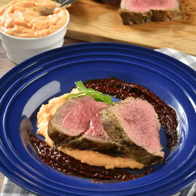 Filete de Res con Puré de Camote y Salsa de Chile Mulato