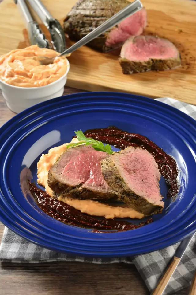 Filete de Res con Puré de Camote y Salsa de Chile Mulato