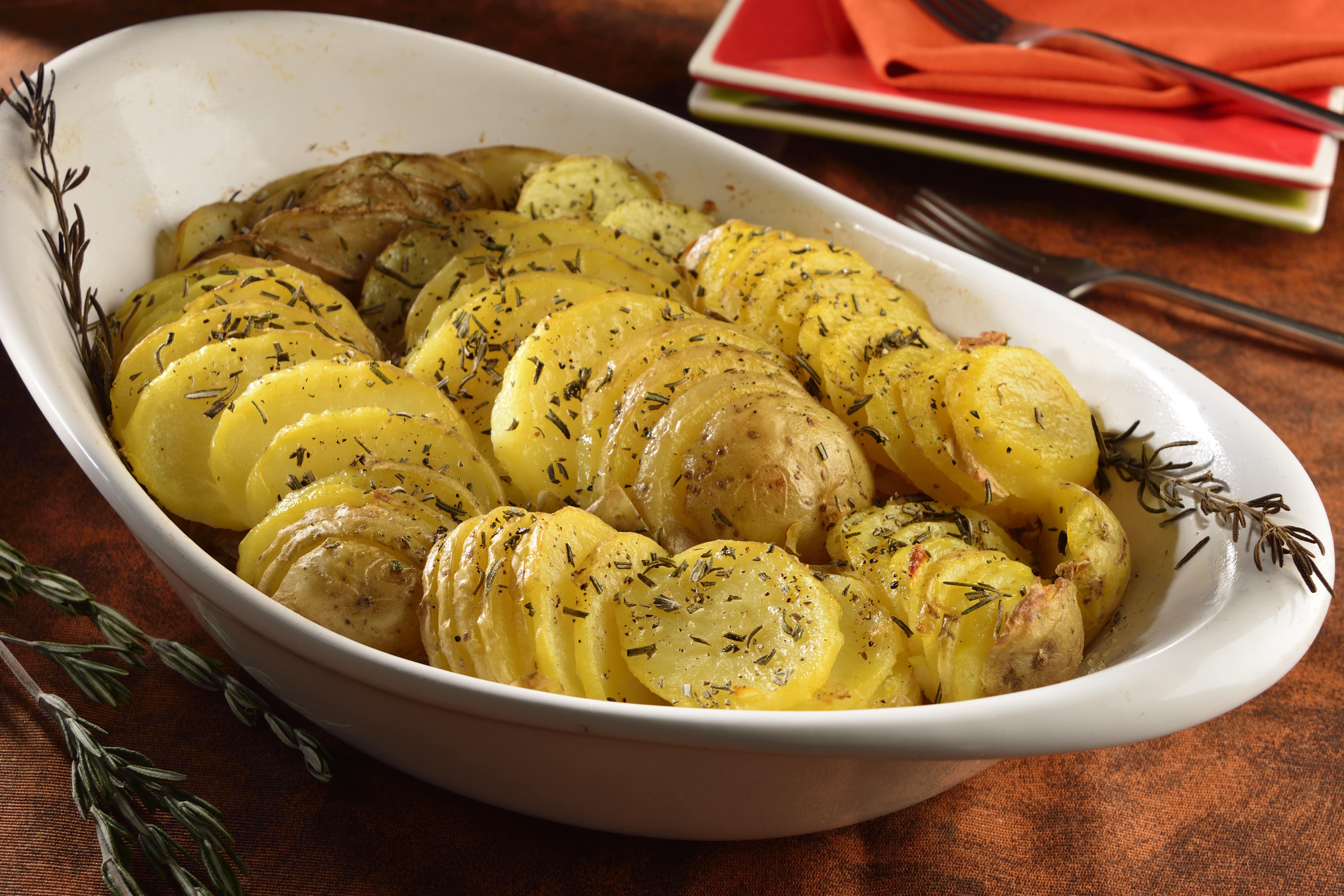 Сколько по времени запекается картошка в духовке. Картофель запеченный с розмарином. Печеная картошка с розмарином. Печеный картофель с розмарином. Картошка запеченная в духовке с розмарином.