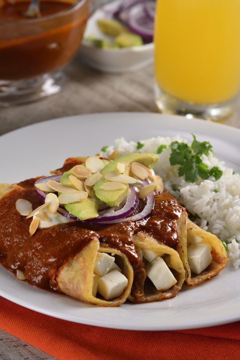 Enchiladas de Chile Pasilla Rellenas de Queso Panela
