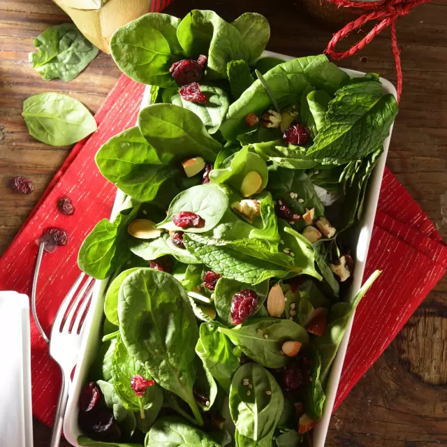 Ensalada de Arándanos con Aderezo de Ajonjolí