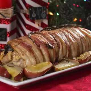 Lomo Relleno de Ciruela Pasa y Queso Cubierto de Tocino