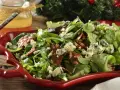 Salada de Rúcula, Crocante de Pinhão, Queijo Azul e Vinagrete de Toranja