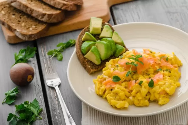 Huevos Revueltos con Salmón y Espinacas