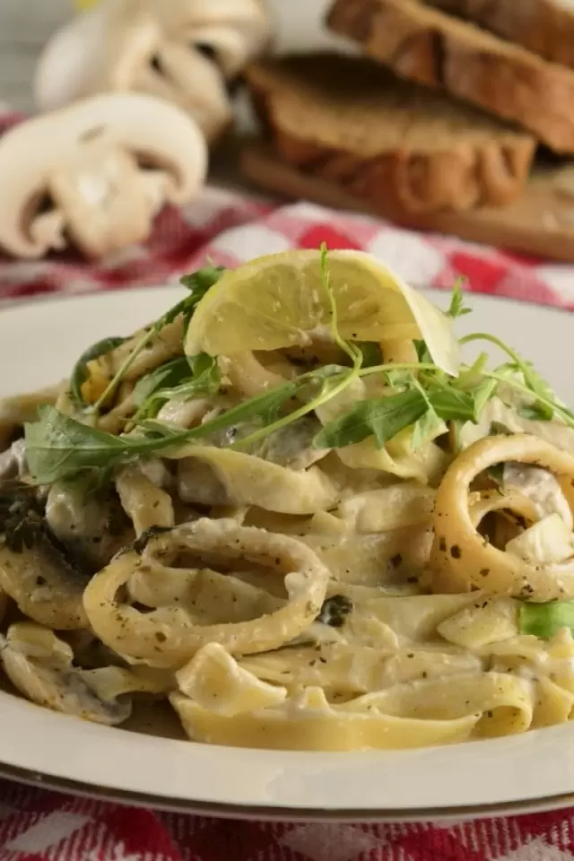 Calamares con Pasta Alfredo