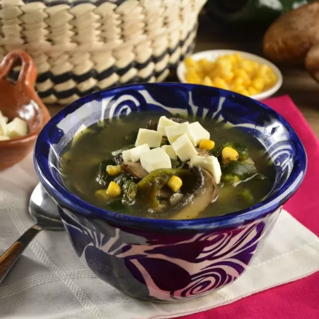 Sopa Poblana con Champiñones y Elote