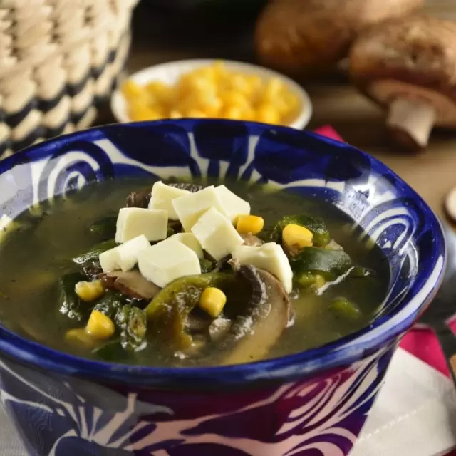 Sopa Poblana con Champiñones y Elote