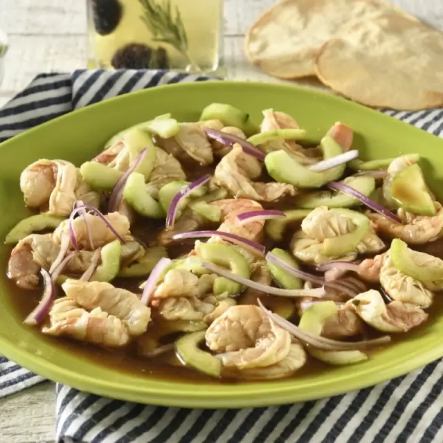 Aguachile de Camarón con Tostadas Horneadas