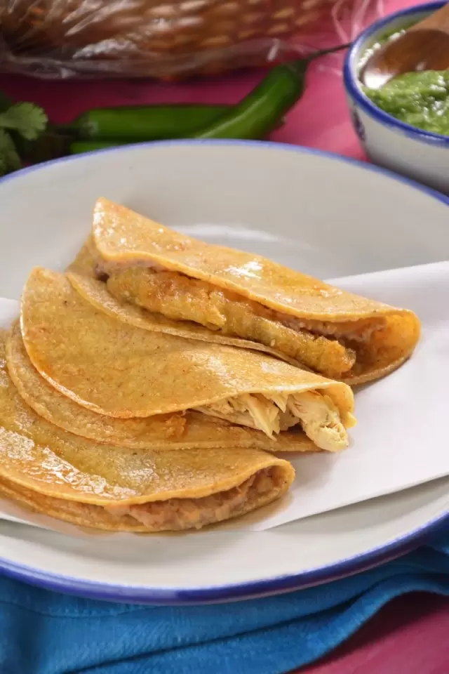 Tacos de Canasta con Salsa Verde Cruda