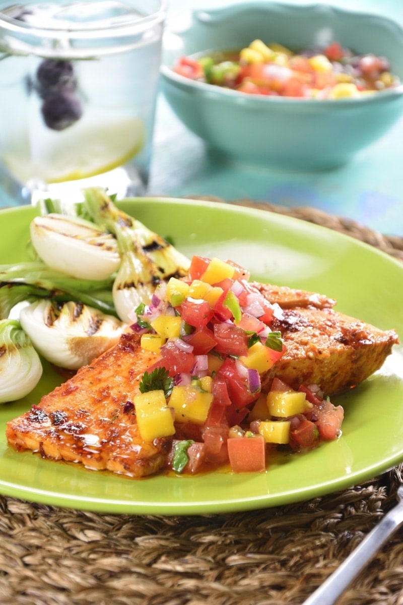 Salmón con Chile Guajillo y Pico de Gallo de Mango