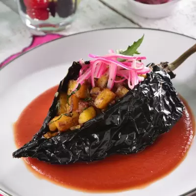 Chile Ancho Relleno de Plátano Macho en Caldillo de Jitomate