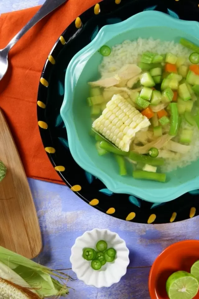 Caldo de Pollo con Laurel