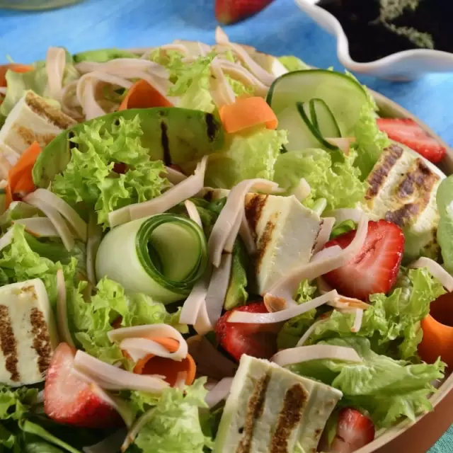 Ensalada Fresca de Aguacate, Fresas y Pechuga de Pollo