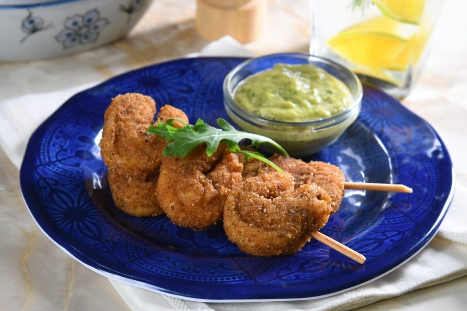 Brocheta de Camarones Empanizados con Salsa Verde Cremosita