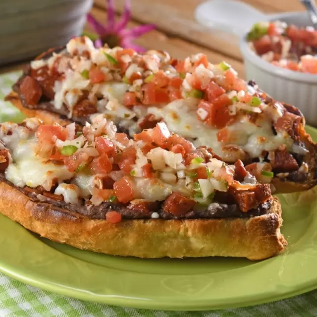 Molletes con Chorizo y Pico de Gallo