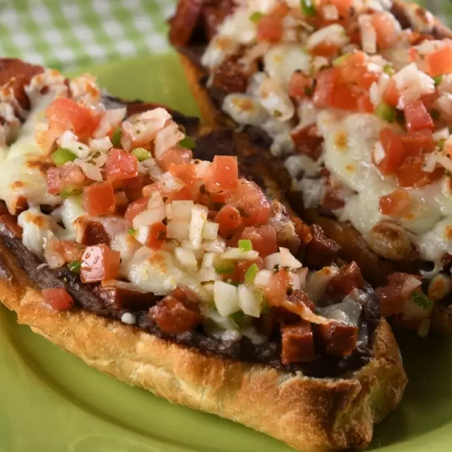 Molletes con frijoles refritos y pico de gallo Receta de Jessi Jane- Cookpad