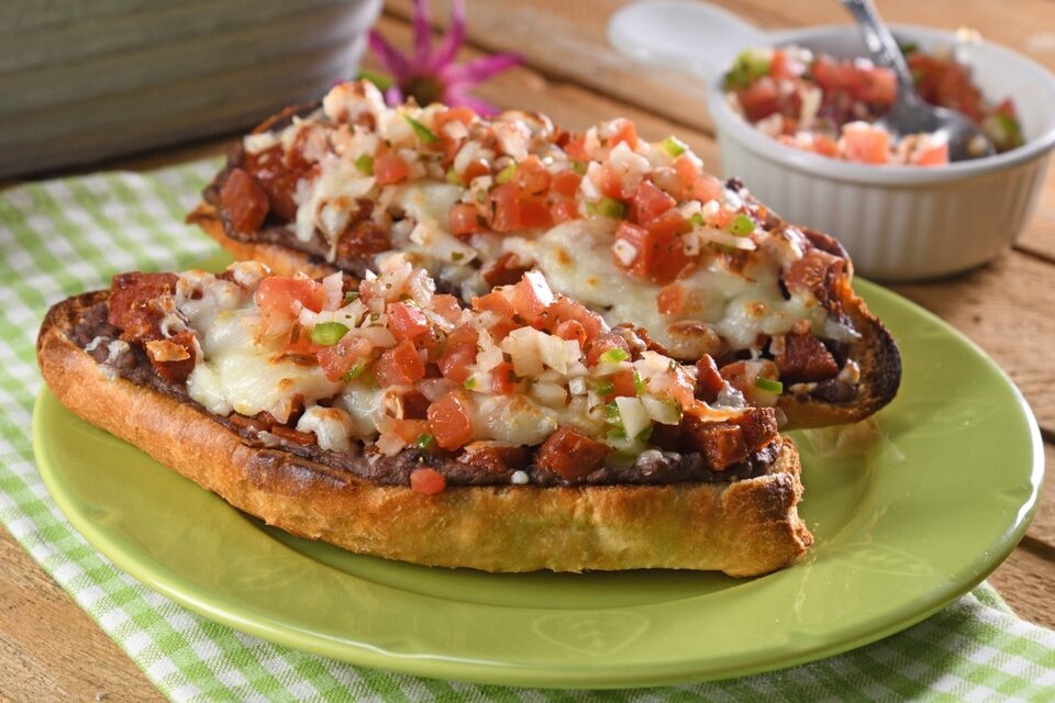 Molletes con Chorizo y Pico de Gallo