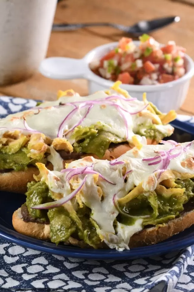 Molletes con Chilaquiles Verdes