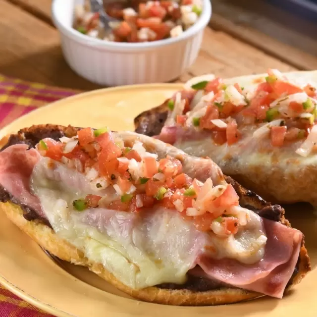 Molletes Clásicos de Jamón con Pico de Gallo