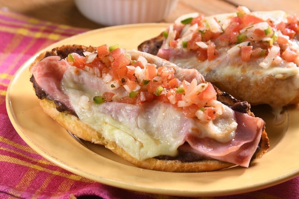 Molletes Clásicos de Jamón con Pico de Gallo