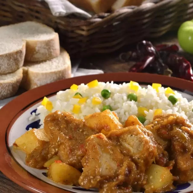 Carne de Cerdo en Salsa Morita con Papas