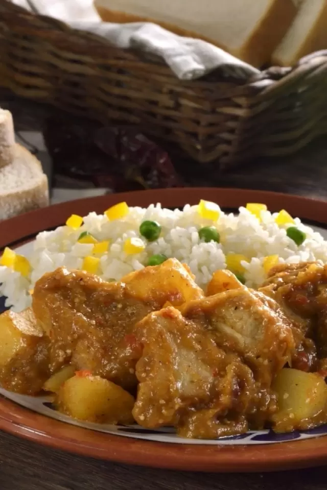 Carne de Cerdo en Salsa Morita con Papas