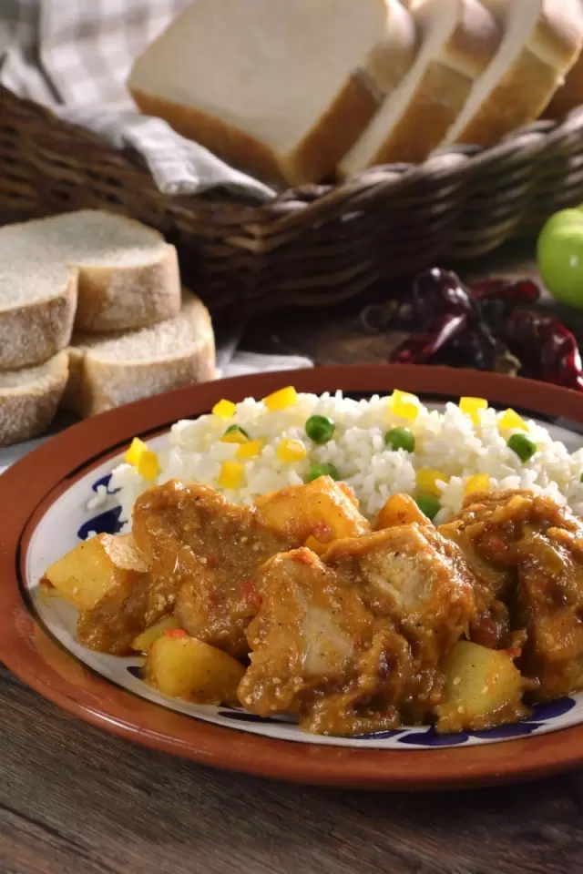 Carne de Cerdo en Salsa Morita con Papas