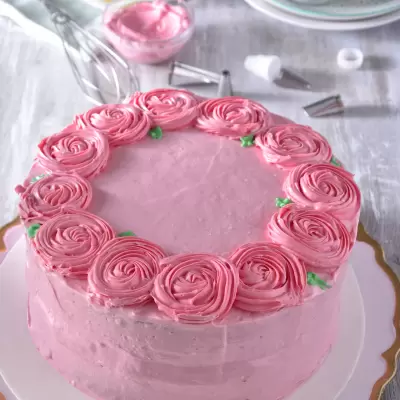 Pastel de Vainilla con Frambuesa y Betún de Coco