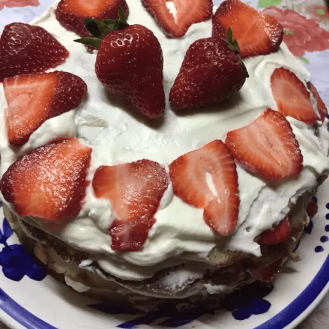 Pastel de Crepas con Fresas