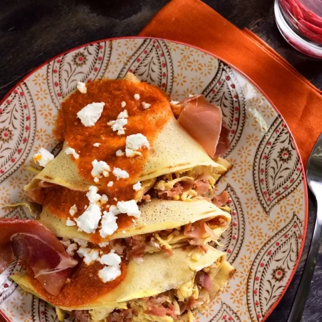 Crepas de Pollo con Salsa Tomate