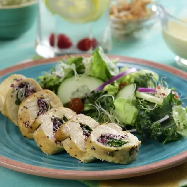 Pollo Relleno de Kale, Queso de Cabra con Aderezo de Miel y Jengibre