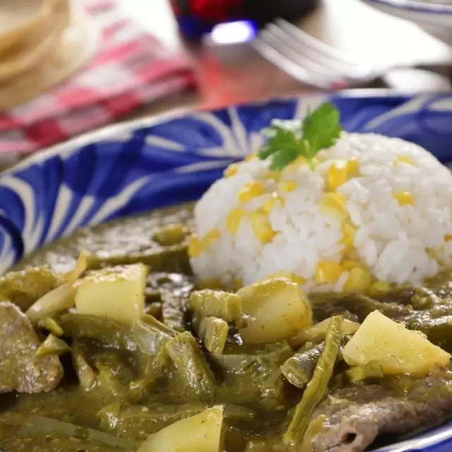 Bistec con Papas y Nopales en Salsa Verde