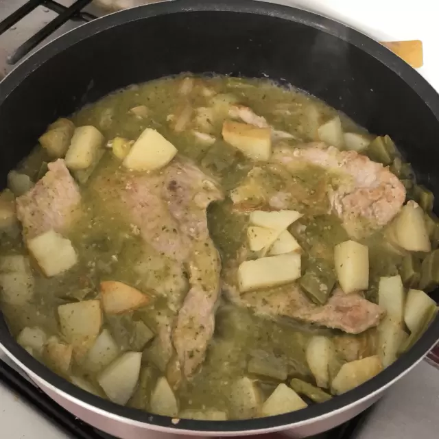 Bistec con Papas y Nopales en Salsa Verde