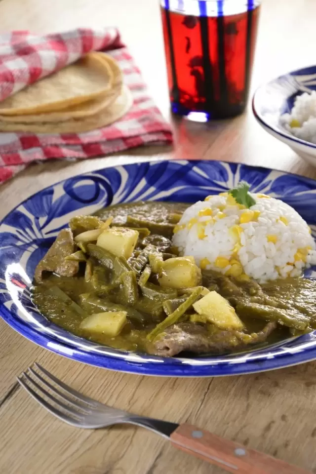 Bistec con Papas y Nopales en Salsa Verde