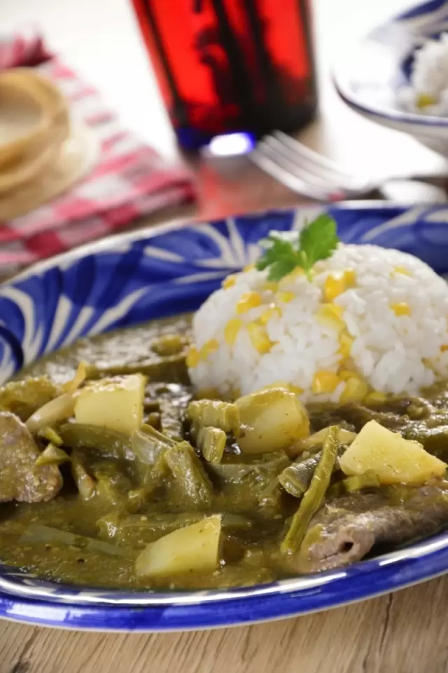 Bistec con Papas y Nopales en Salsa Verde