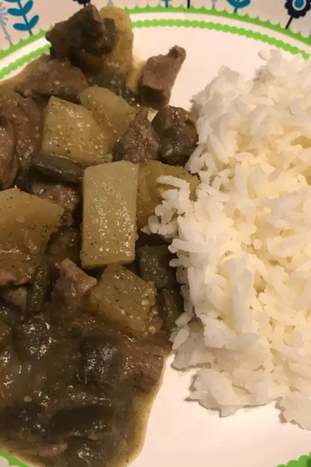 Bistec con Papas y Nopales en Salsa Verde