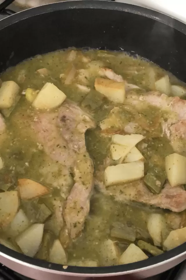 Bistec con Papas y Nopales en Salsa Verde