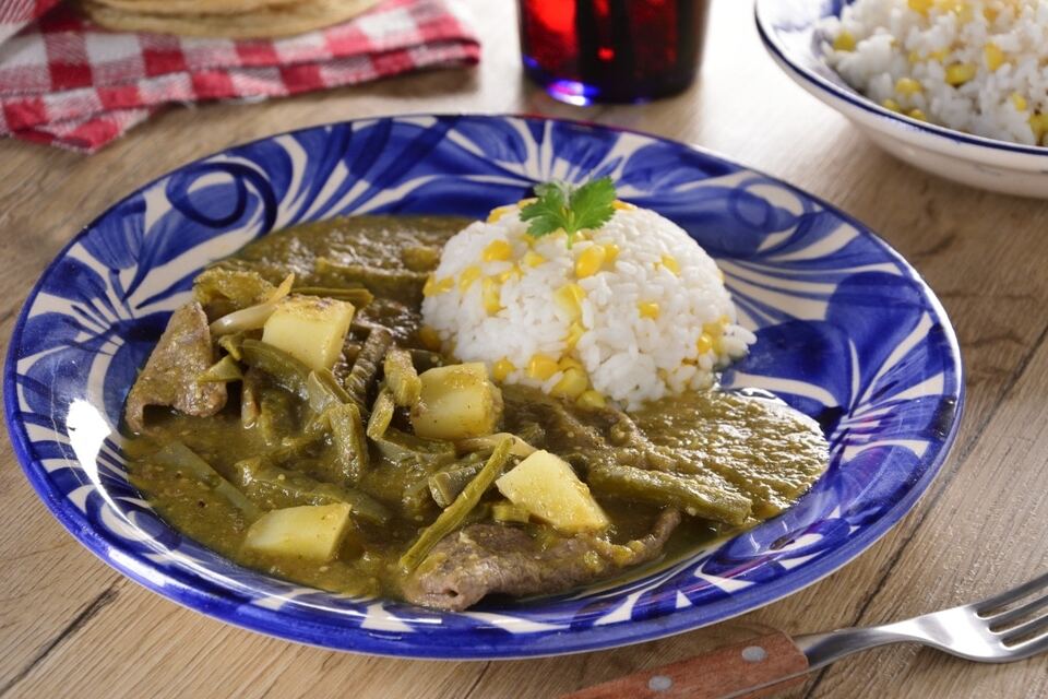 Bistec con Papas y Nopales en Salsa Verde